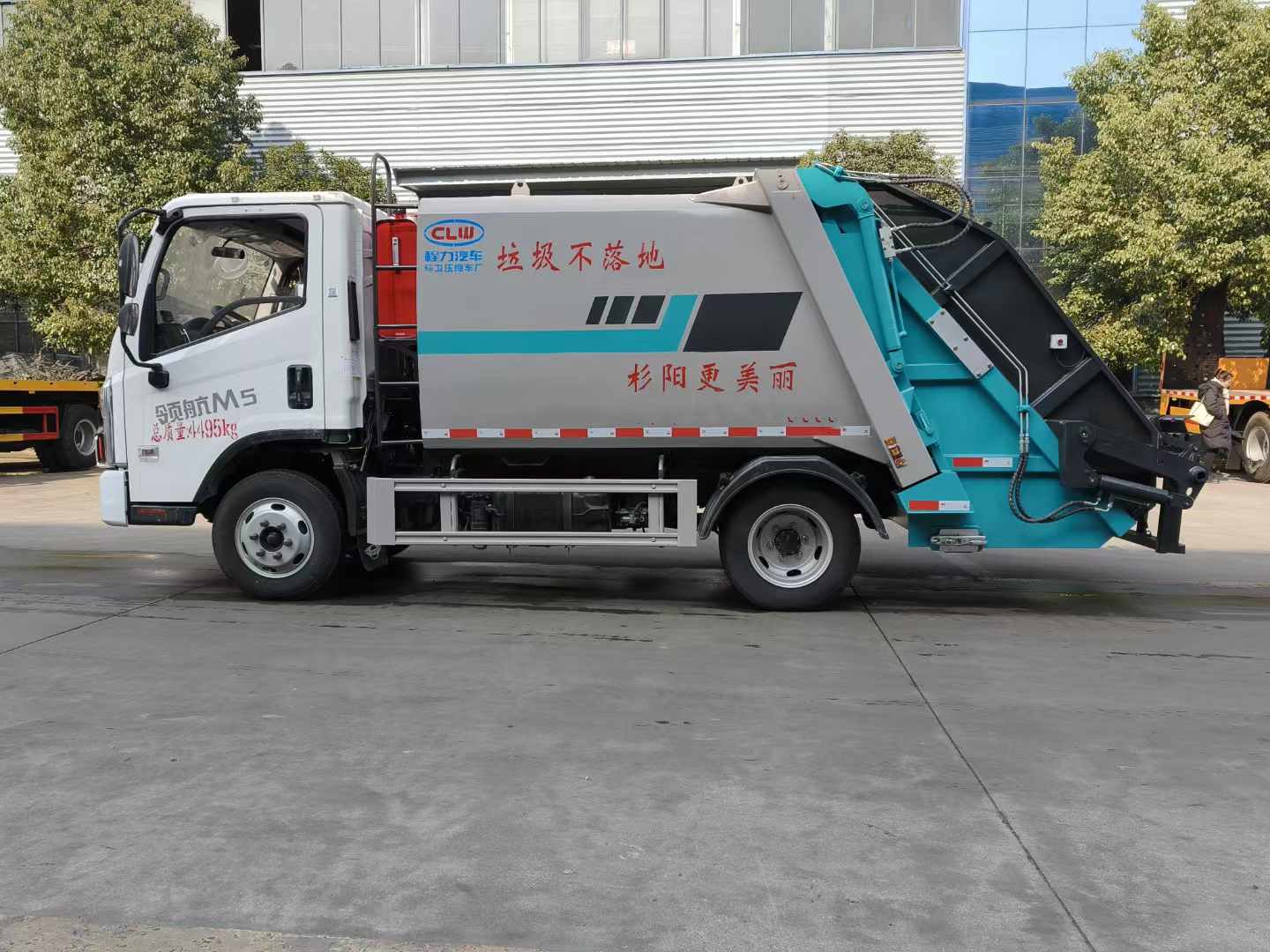 Garbage compactor truck 