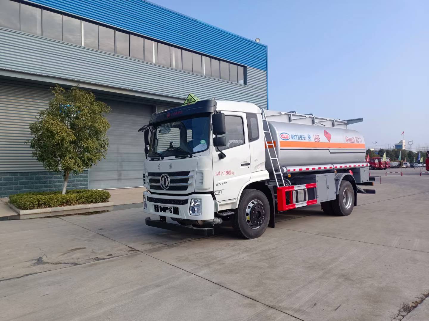 Dongfeng 12m3 oil transport truck