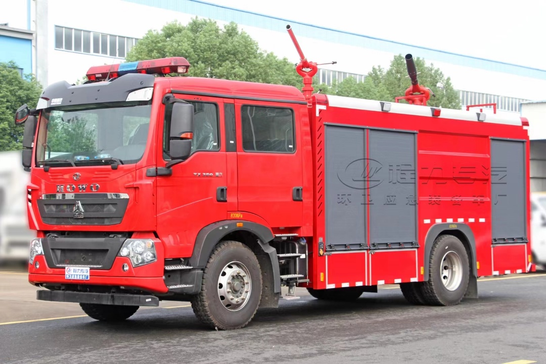 HOWO 6.6T dry powder and foam combined fire truck
